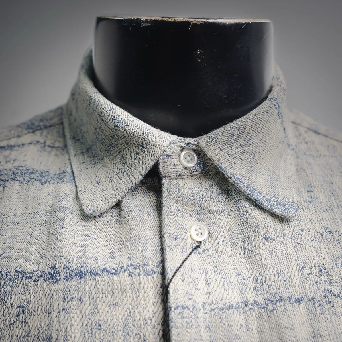 Long-sleeve shirt collar with white button placket in light blue and white plaid