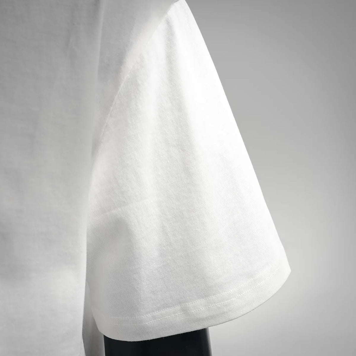 LOEWE white short-sleeve T-shirt sleeve and hem close-up