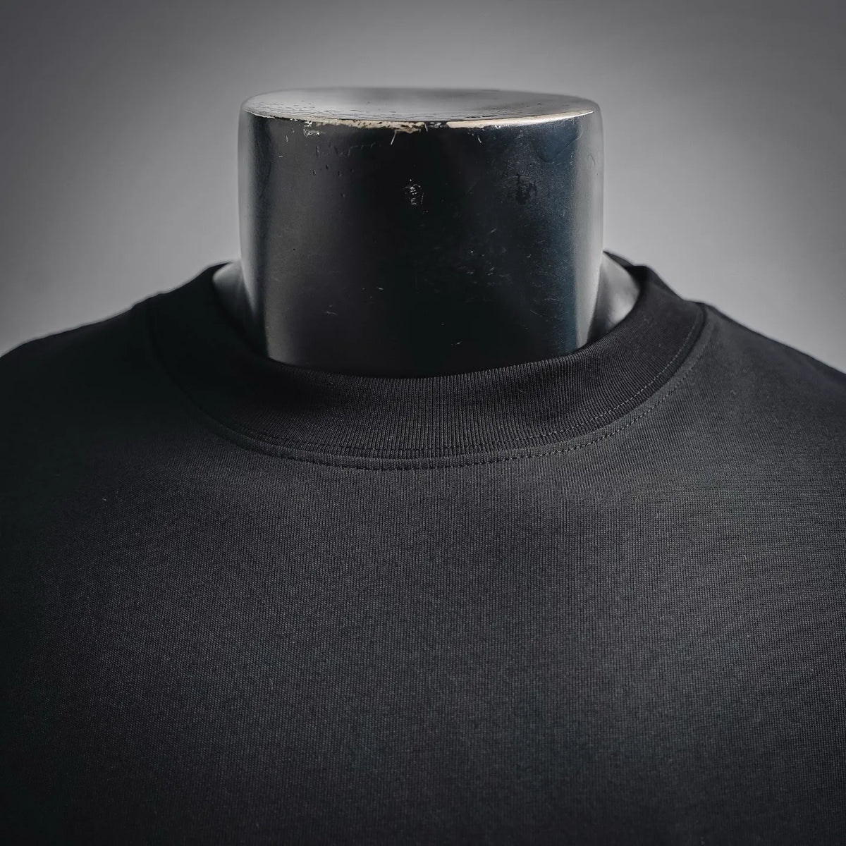 LOEWE black crewneck T-shirt neckline and collar detail