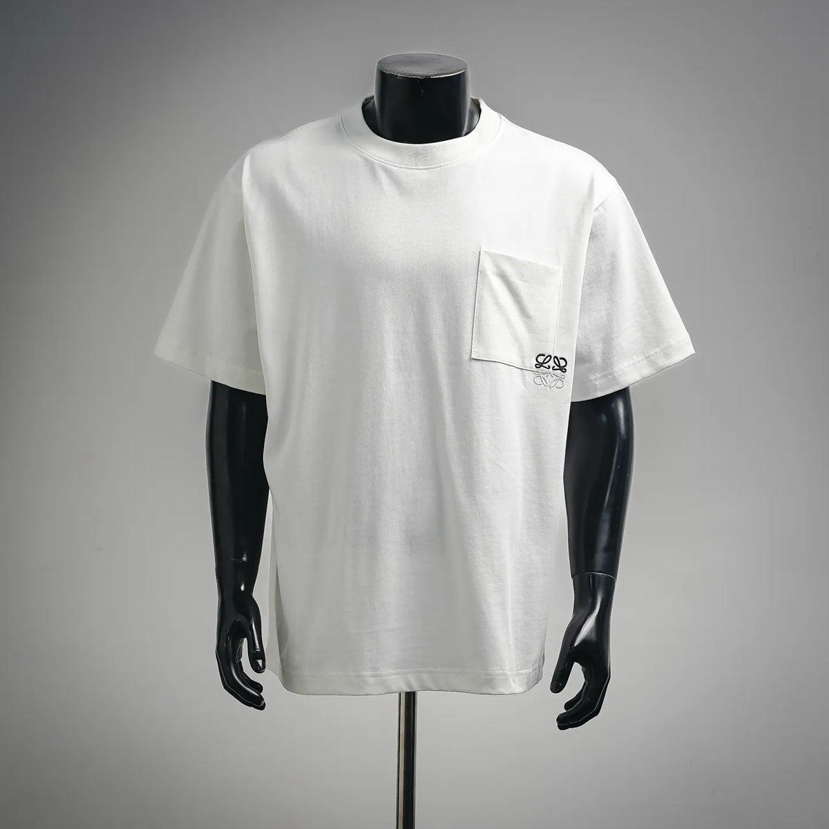 White short-sleeve T-shirt with crew neck and chest pocket, small logo embroidery