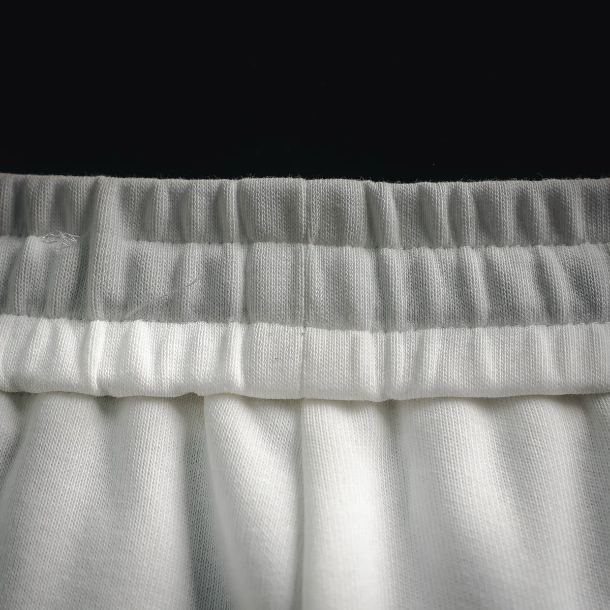 White shorts waistband with ribbed elastic and gathered stitching