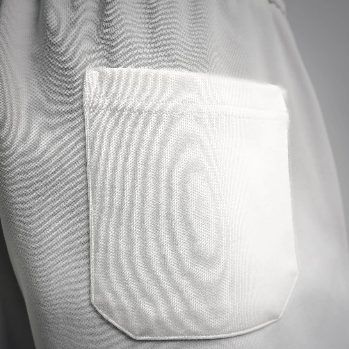 White shorts with front patch pocket and curved pocket seam