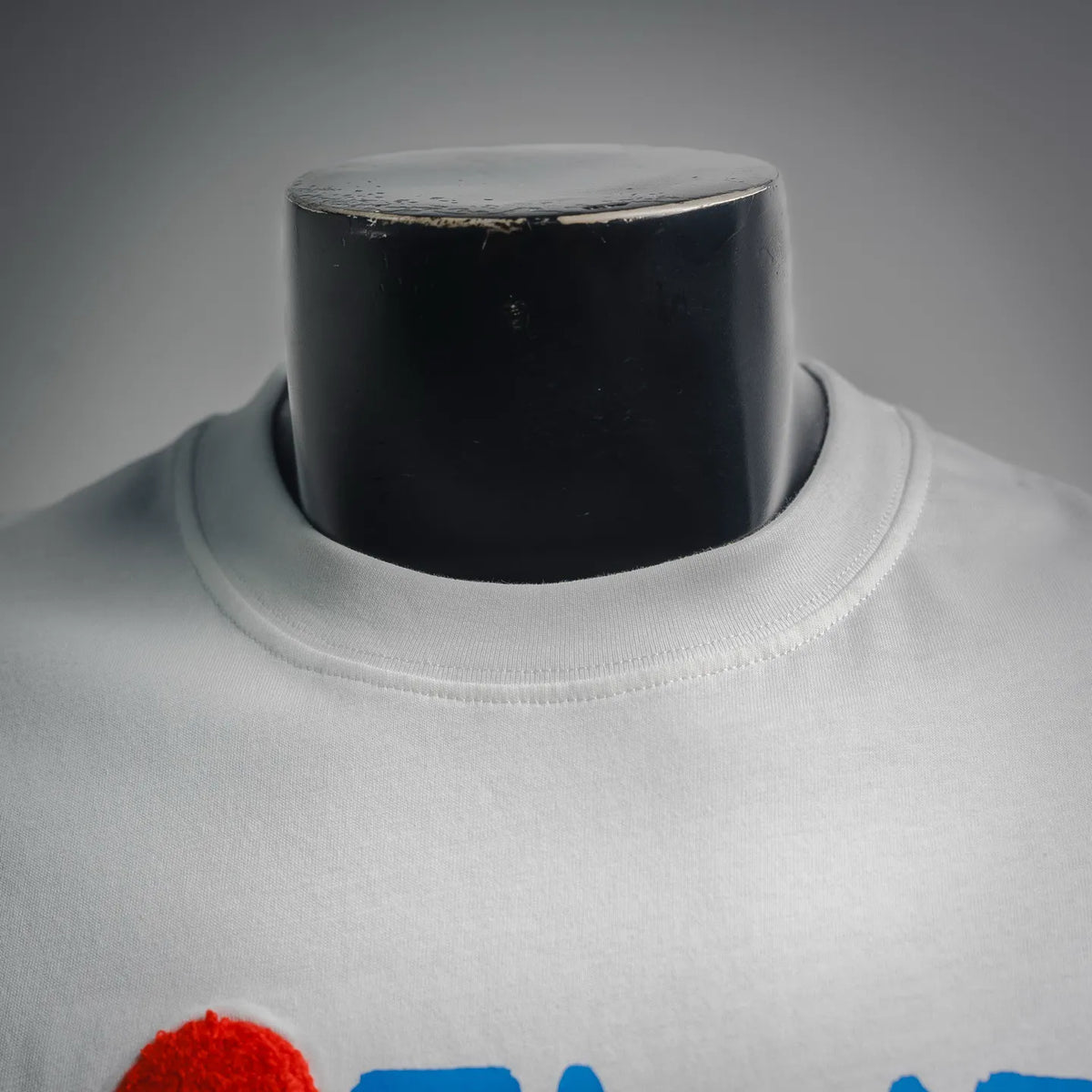 White LOEWE T-shirt neckline and chest graphic top edge