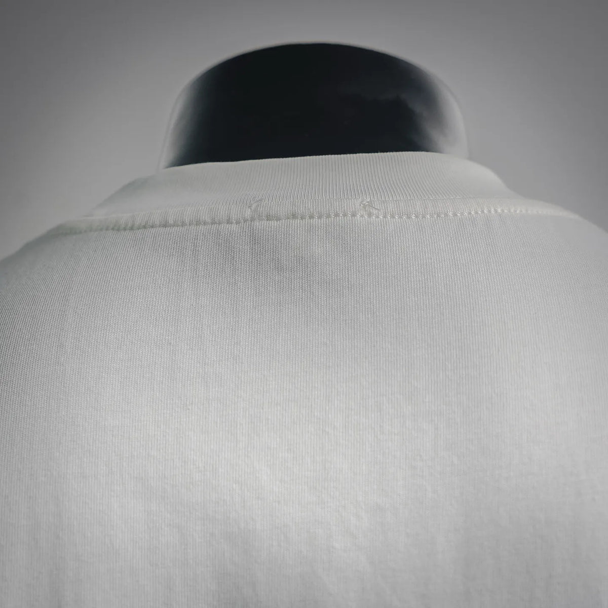 White T-shirt collar seam with short-sleeve shoulder stitching