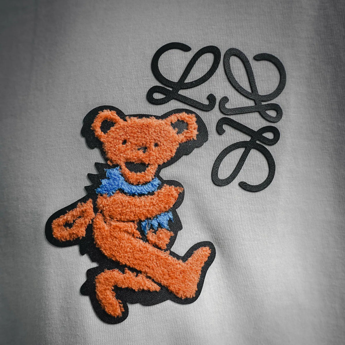LOEWE white short-sleeve T-shirt embroidered cartoon bear patch with blue accents