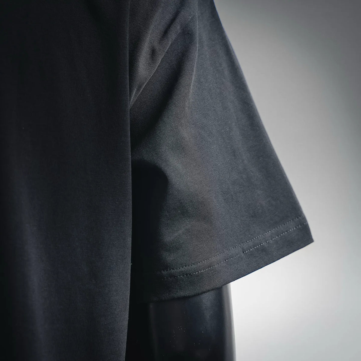 Black short-sleeve T-shirt with stitched cuff and hem