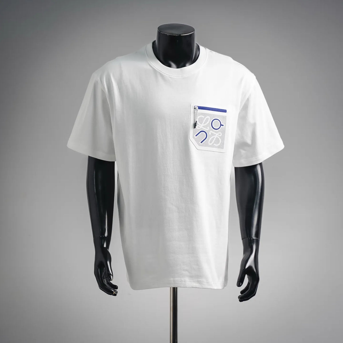 White short-sleeve T-shirt with square blue logo pocket print