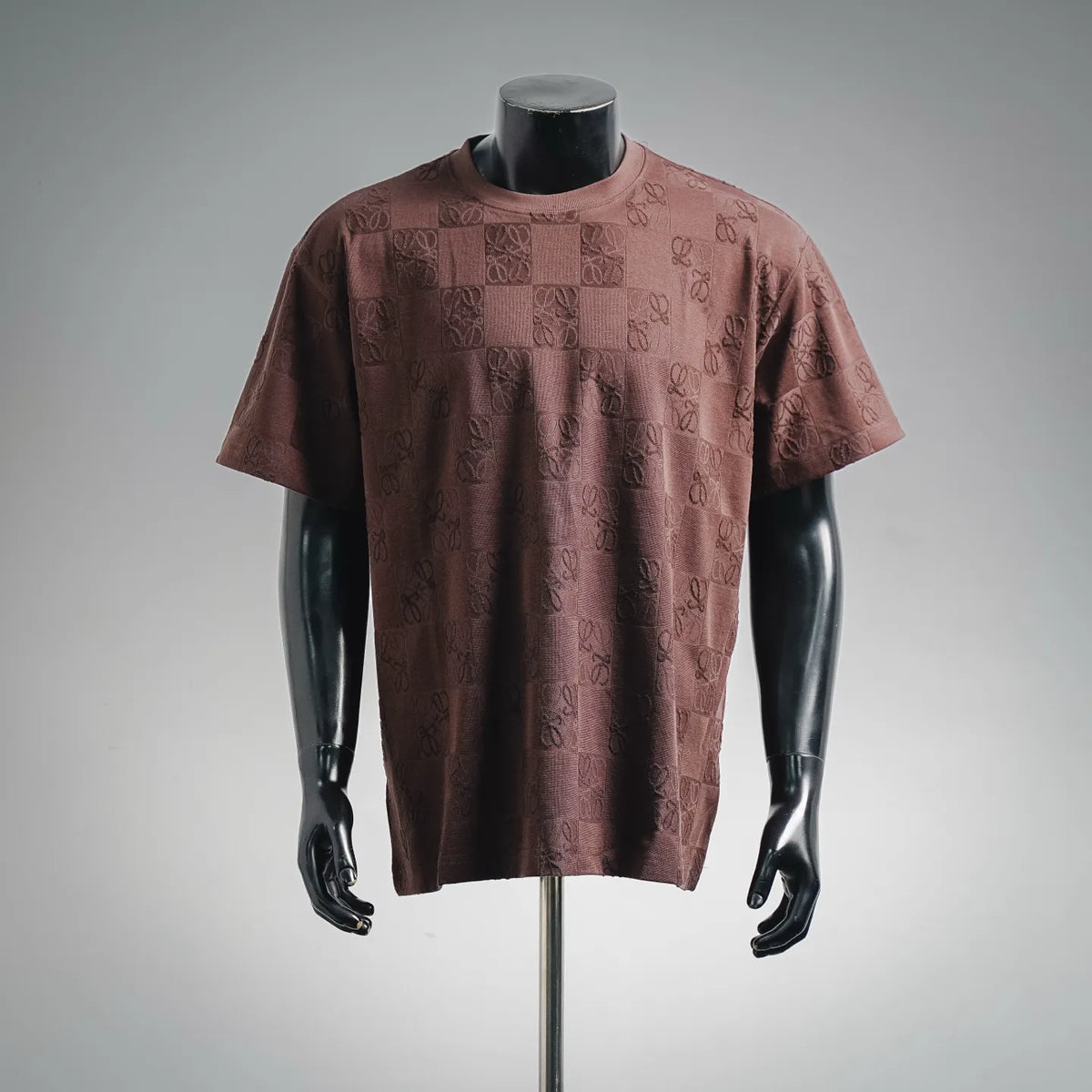 Taupe-brown short-sleeve crew-neck T-shirt with allover geometric logo pattern