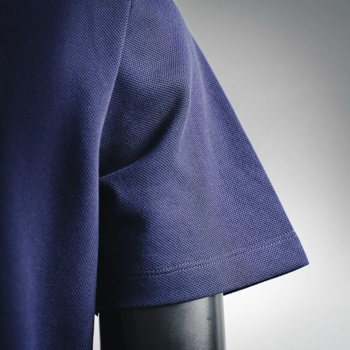 Dark blue short-sleeve polo shirt sleeve with textured knit
