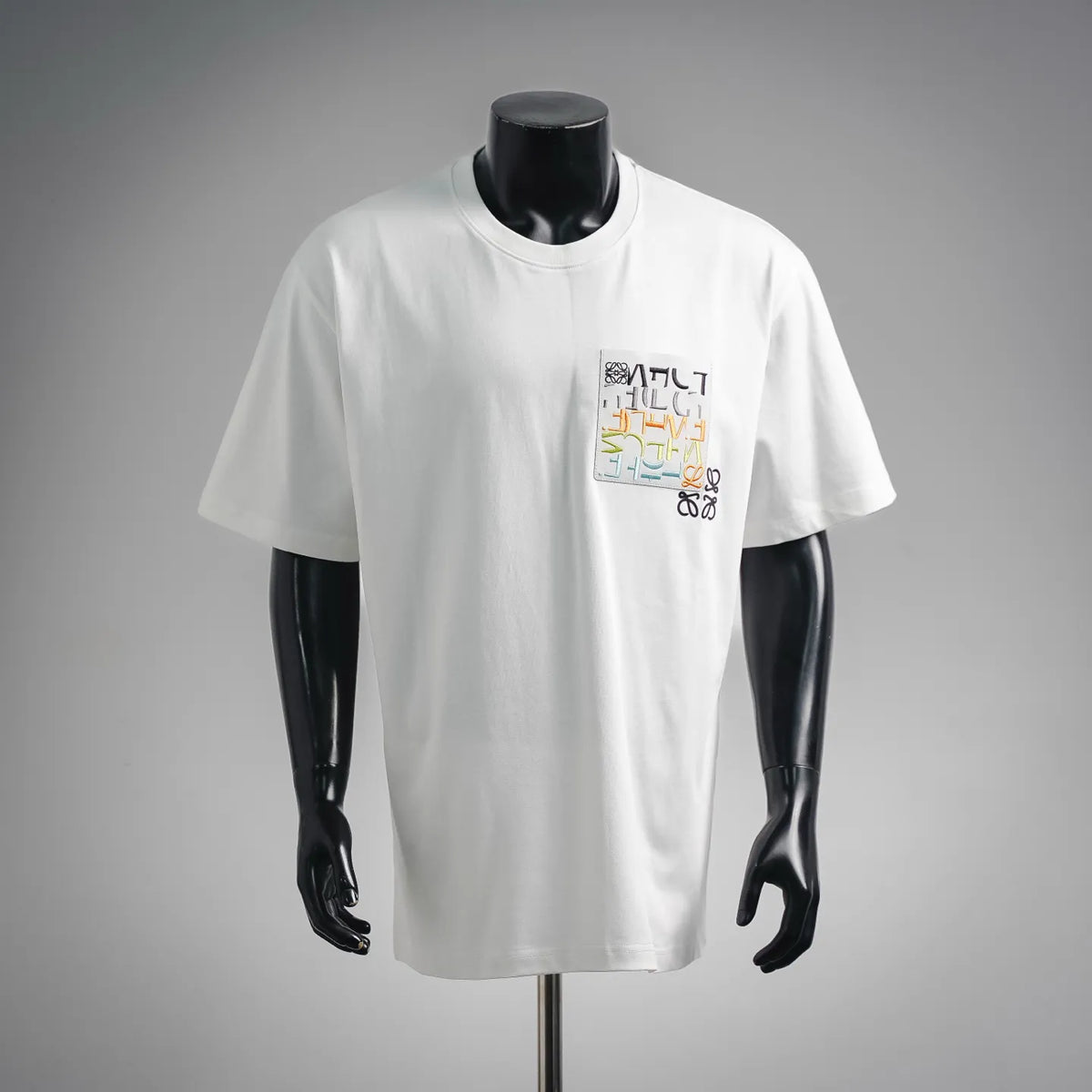 White short-sleeve T-shirt with multicolor logo patch on the chest