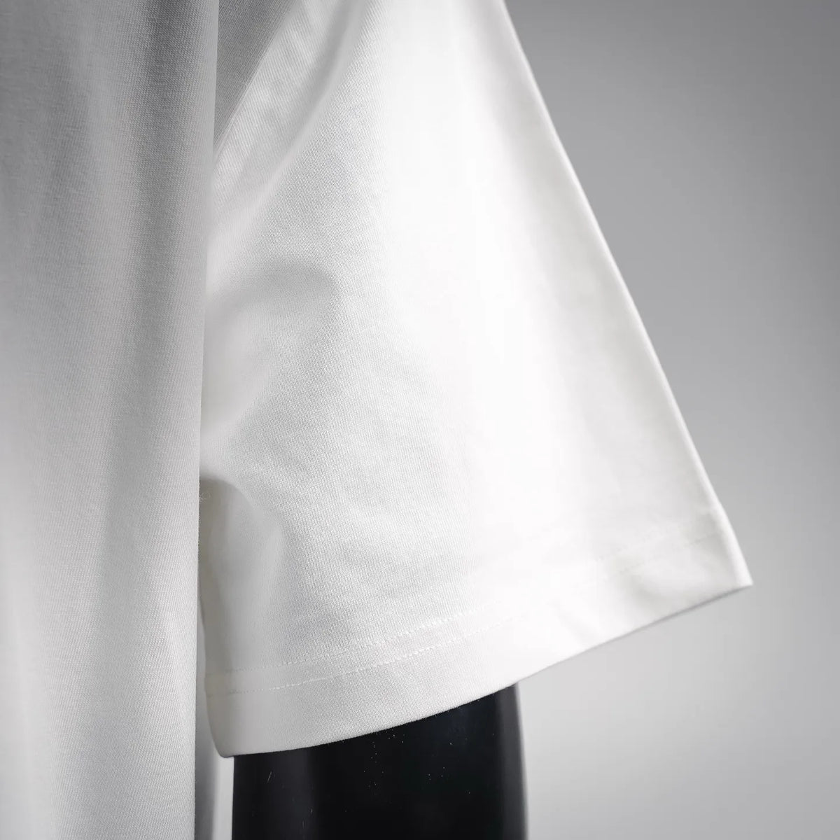 White short-sleeve T-shirt with stitched side hem