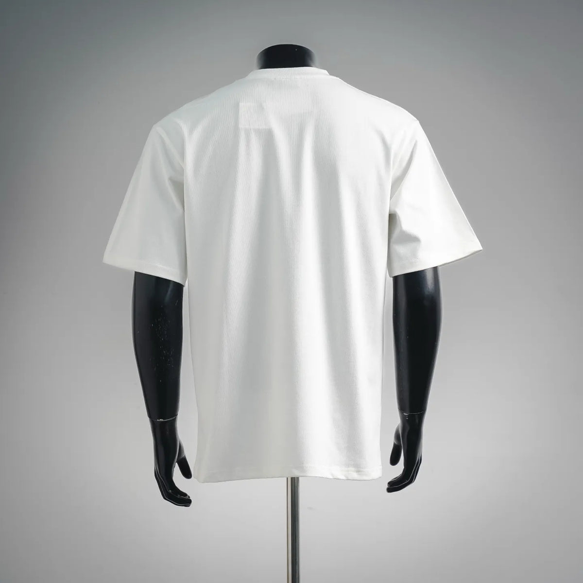 White short-sleeve T-shirt with plain back and relaxed fit on mannequin