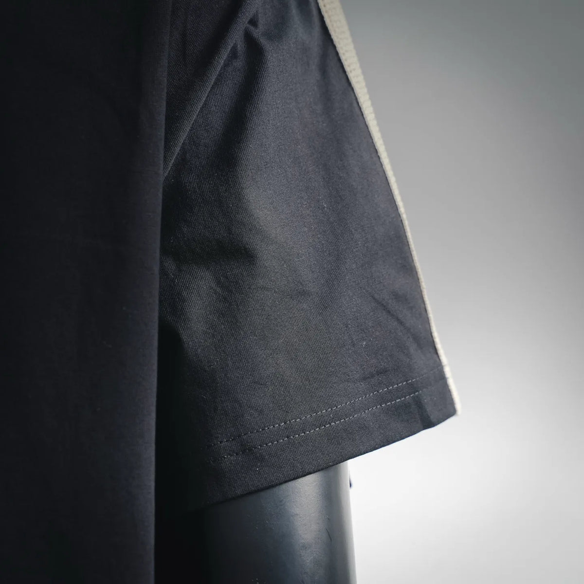 Black short-sleeve T-shirt with stitched side seam and plain hem