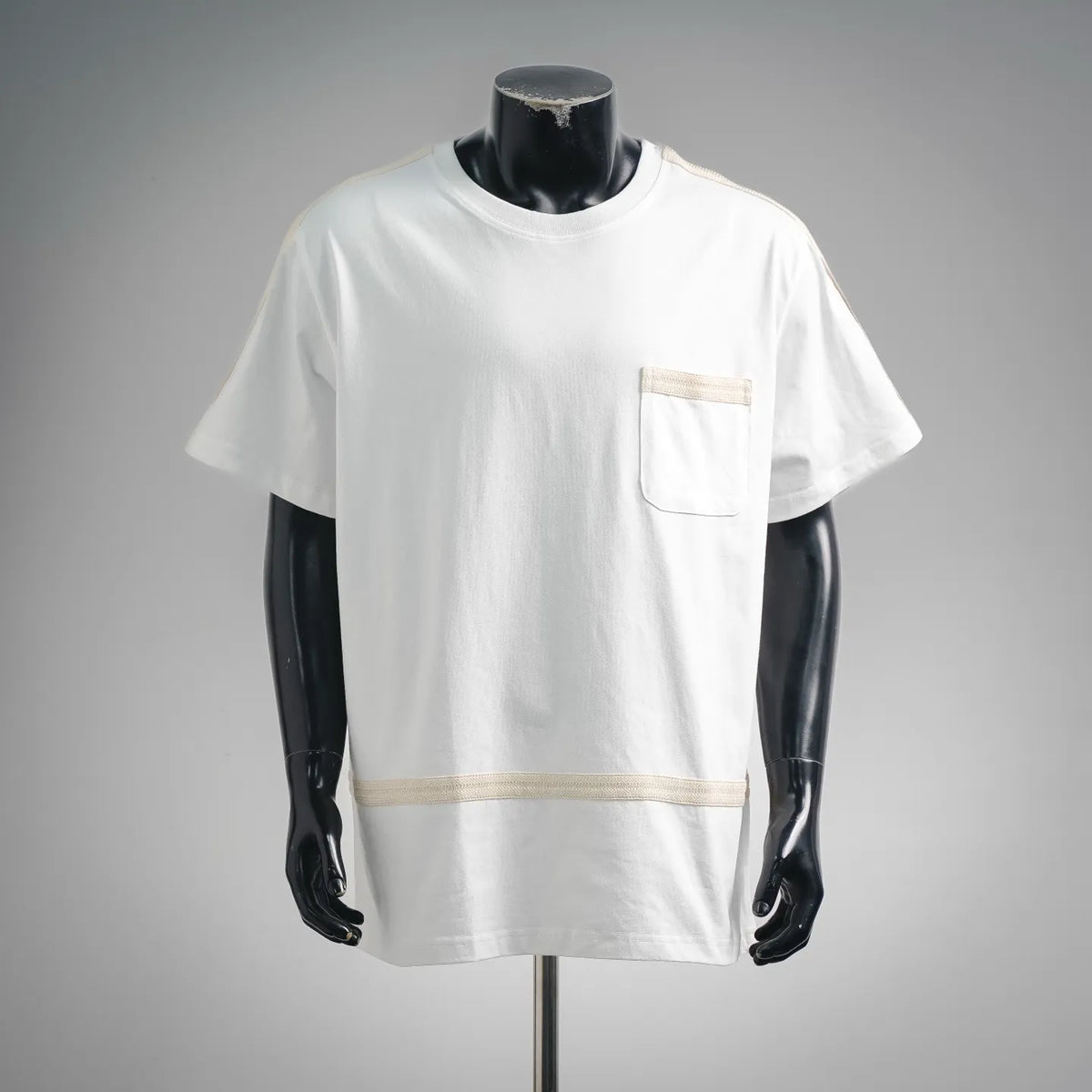 White short-sleeve T-shirt with chest pocket and beige trim band
