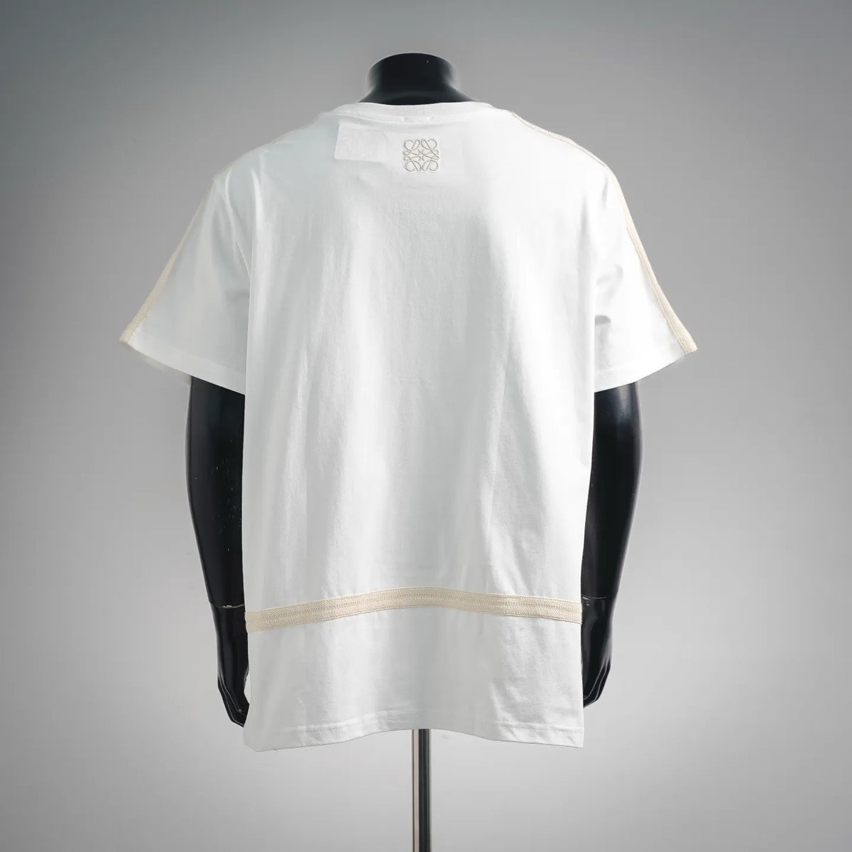 White short-sleeve T-shirt with back embroidery and beige hem trim band