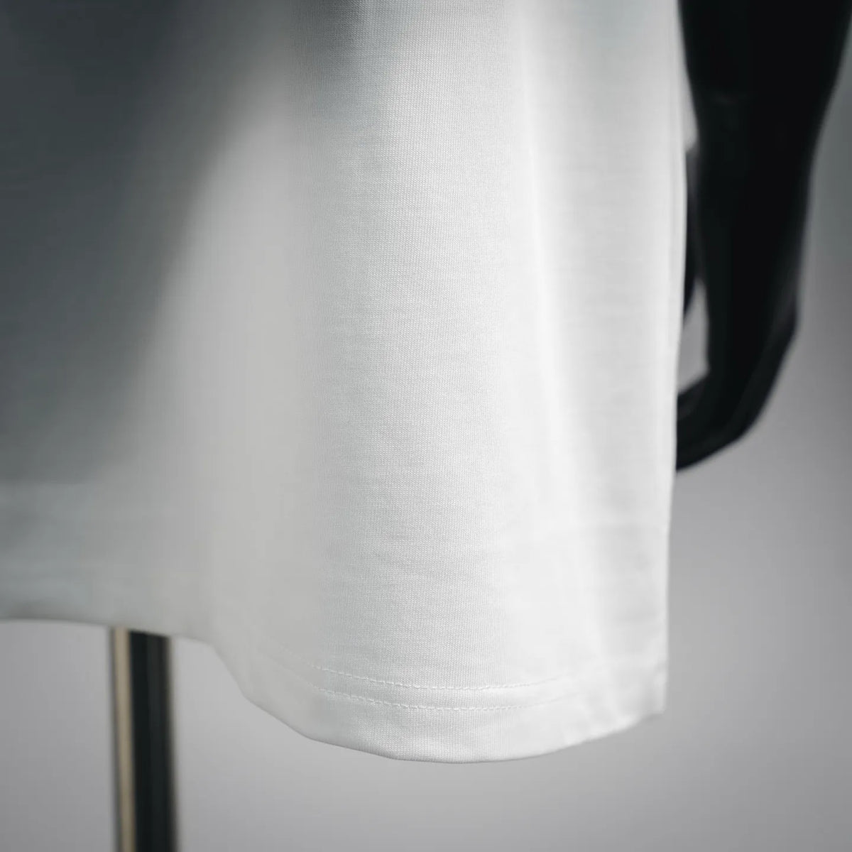White LOEWE short-sleeve T-shirt hem and sleeve cuff detail