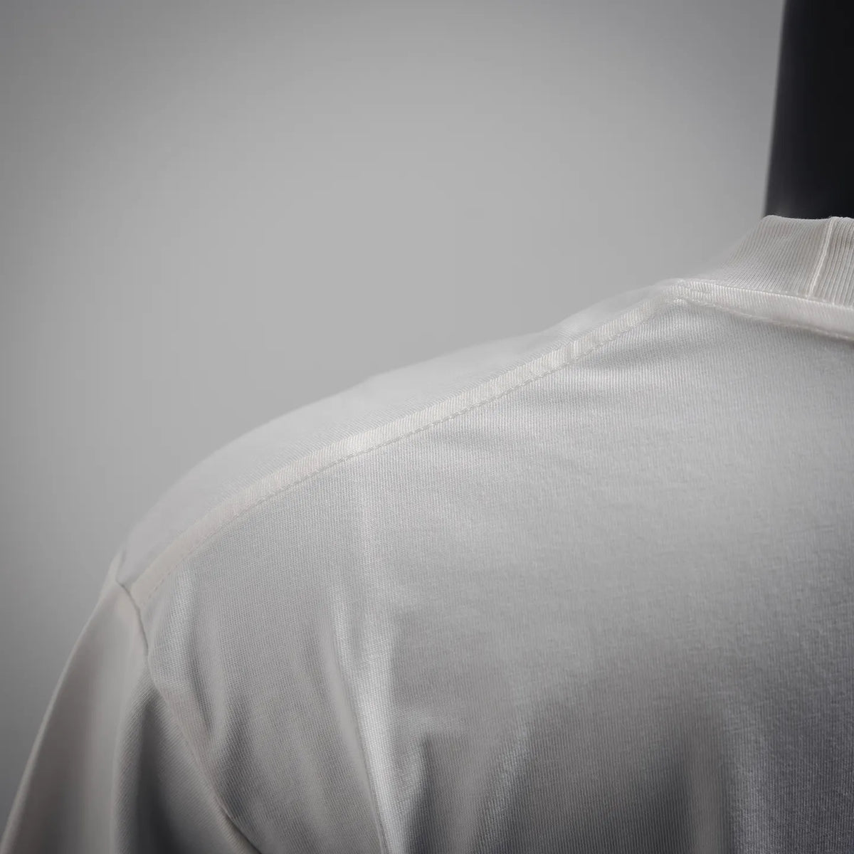 White T-shirt crew neck collar with ribbed trim and stitched seam