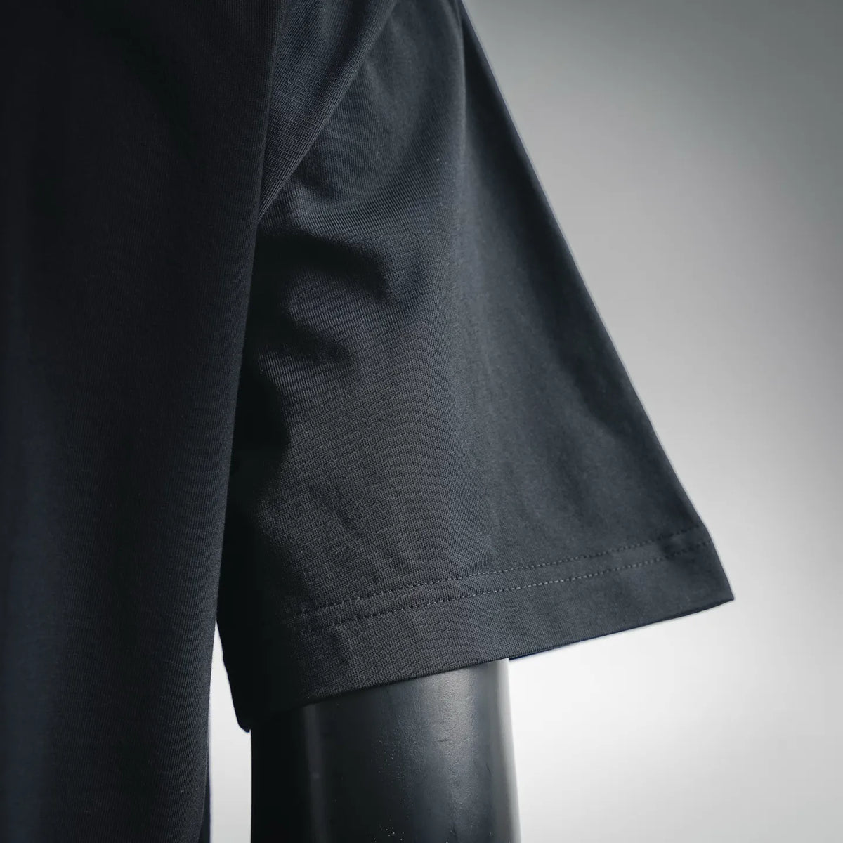 Black short-sleeve T-shirt sleeve with stitched cuff and hem