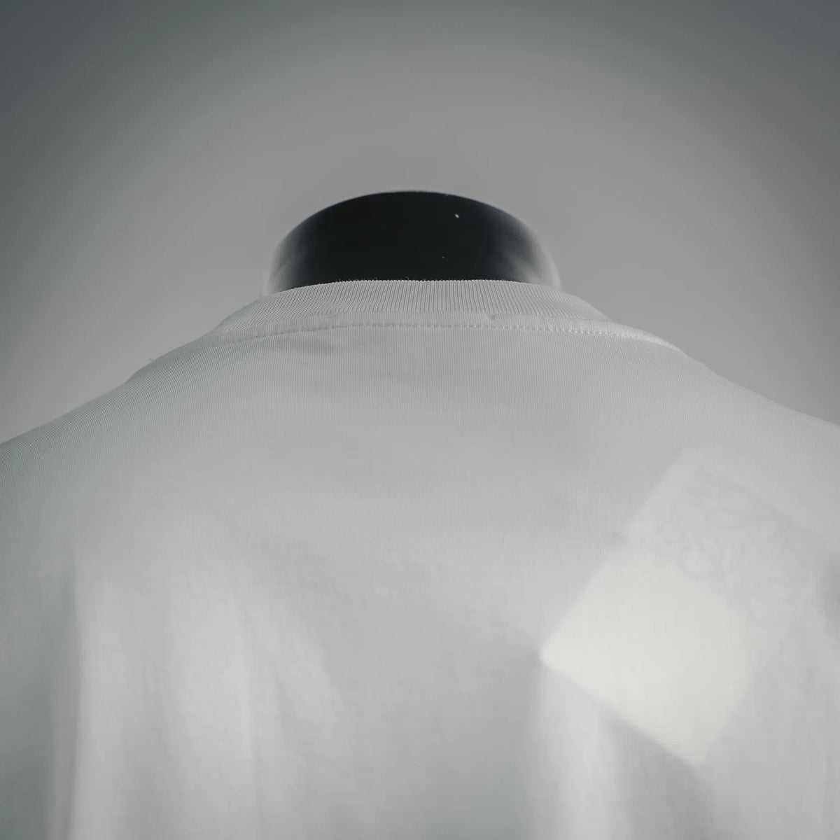 White T-shirt shoulder with ribbed neckline