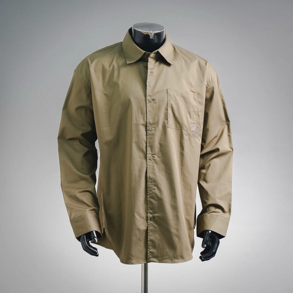 Men's long-sleeve button-up shirt, olive/khaki with point collar and chest pocket