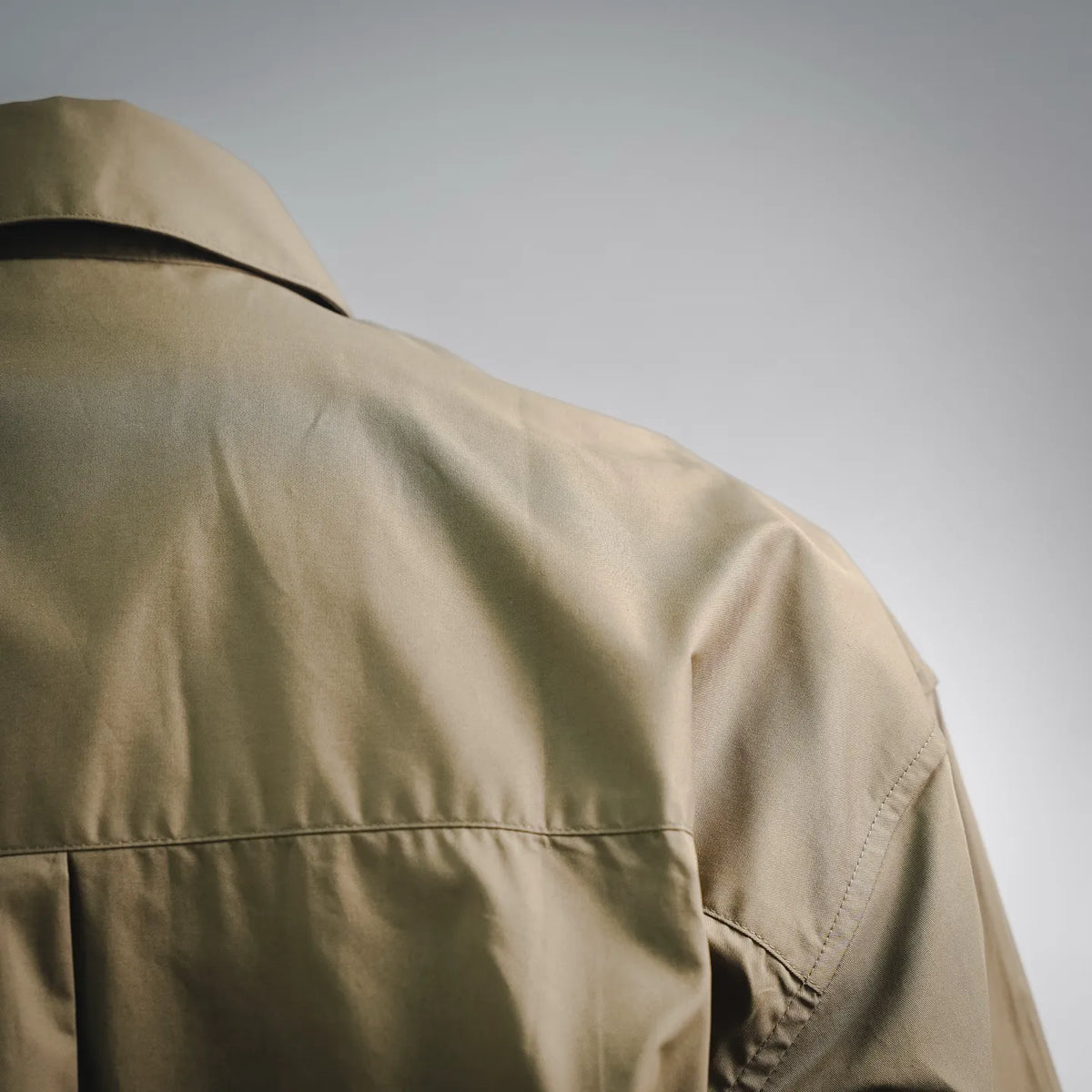 Men's long-sleeve button-up shirt shoulder and yoke seam, olive/khaki