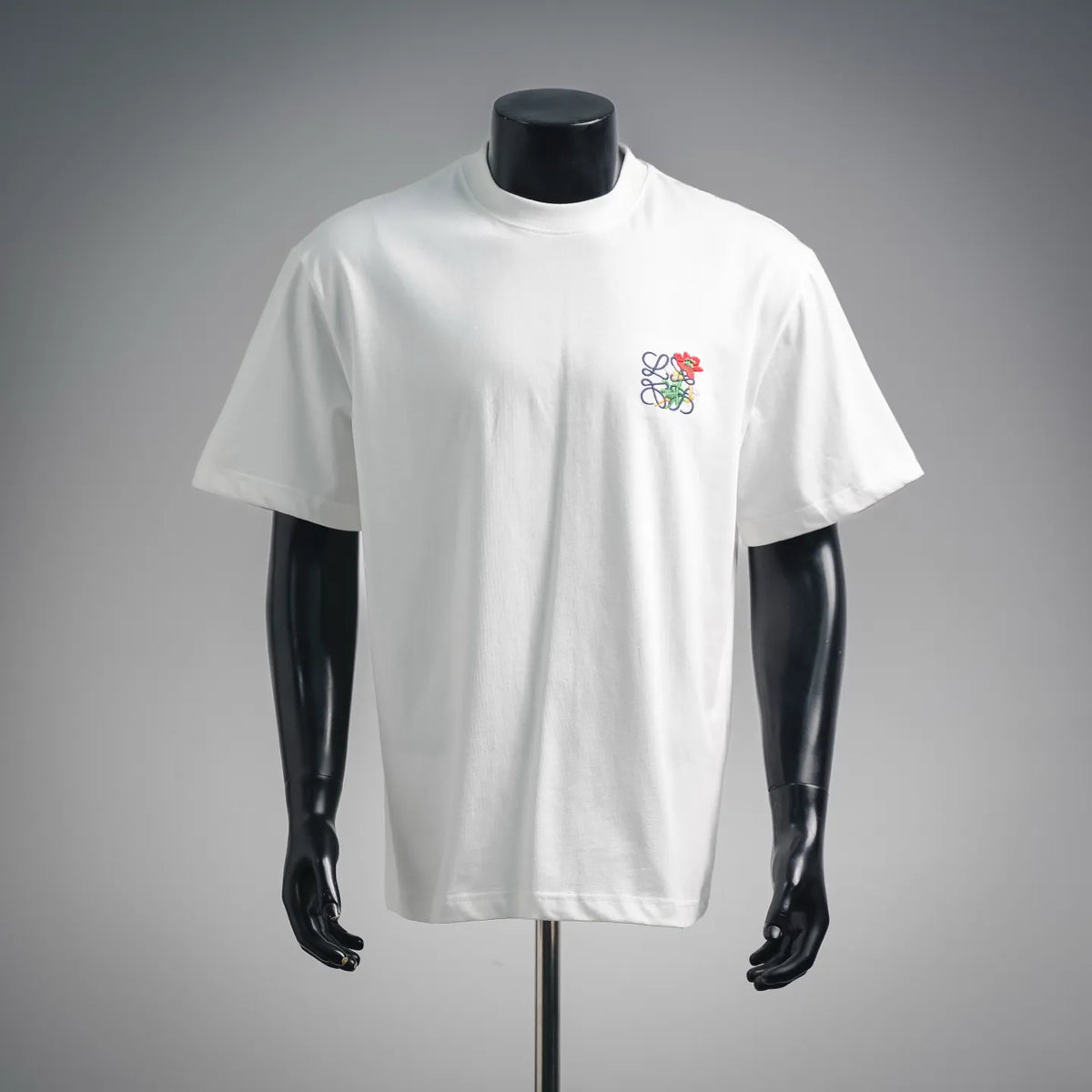 White short-sleeve T-shirt with small multicolor embroidered logo on chest