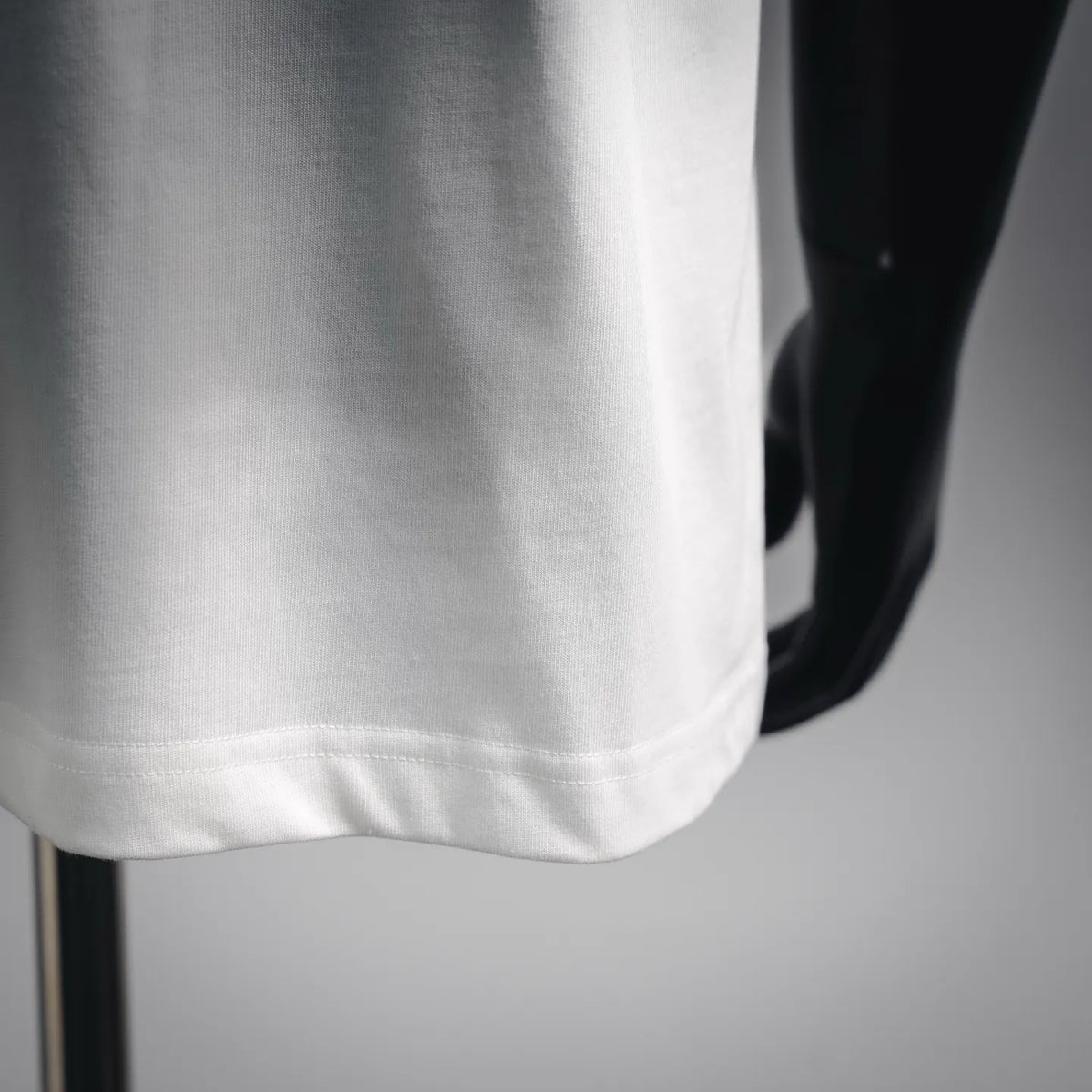 White T-shirt hem and stitching detail, short sleeves