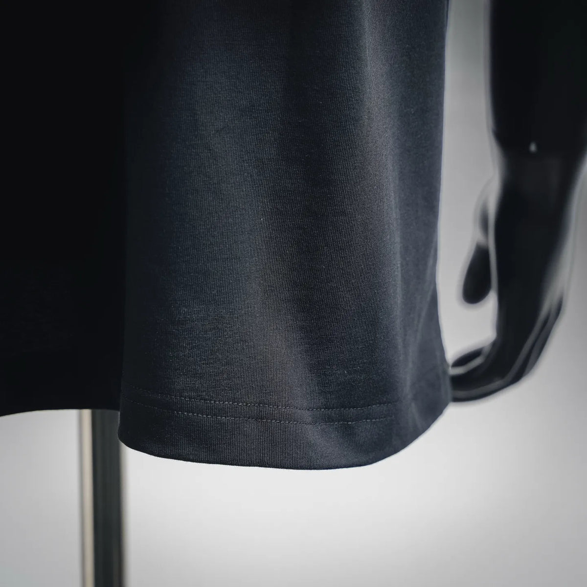 LOEWE short-sleeve t-shirt in dark navy with ribbed hem and neat stitching