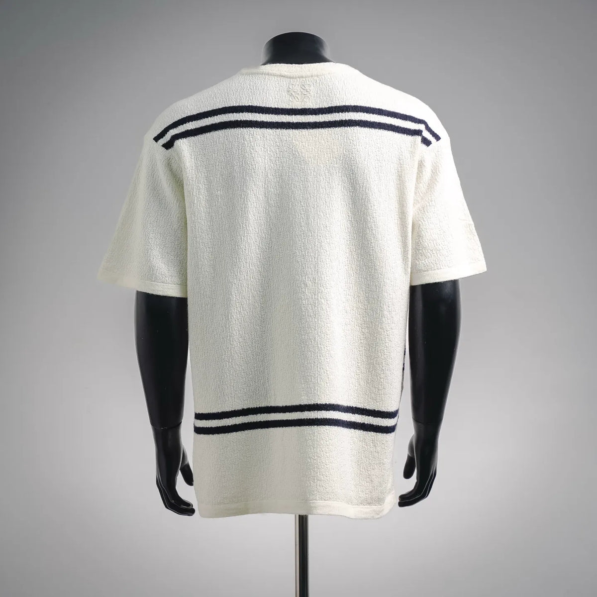 White short-sleeve shirt with navy horizontal stripe print on back