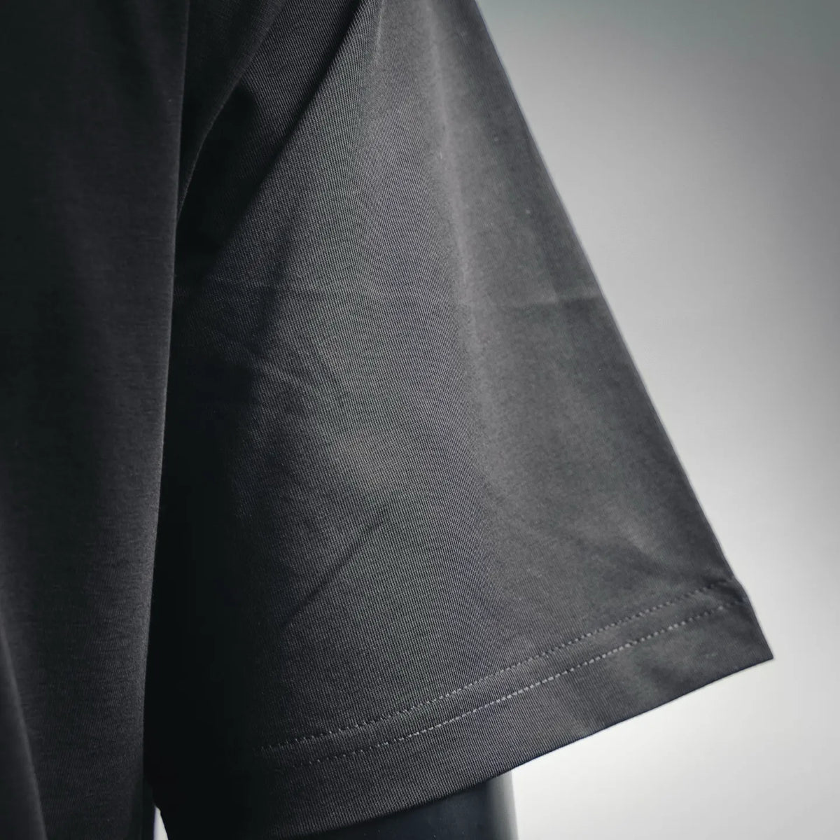Dark gray T-shirt short sleeve with stitched cuff hem