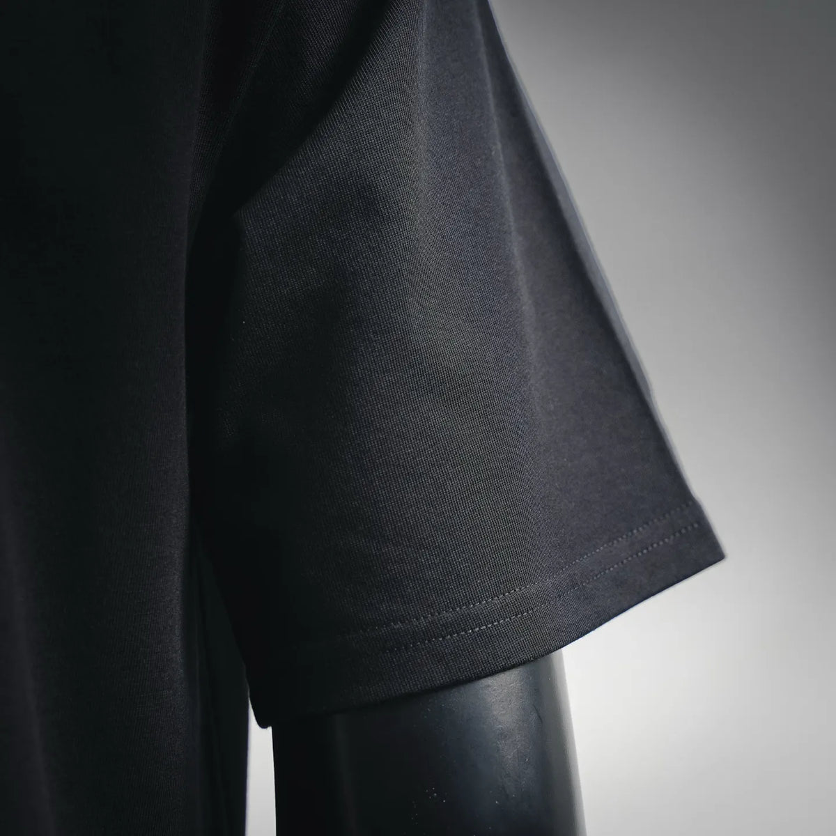 Black short-sleeve T-shirt sleeve hem and stitching close-up