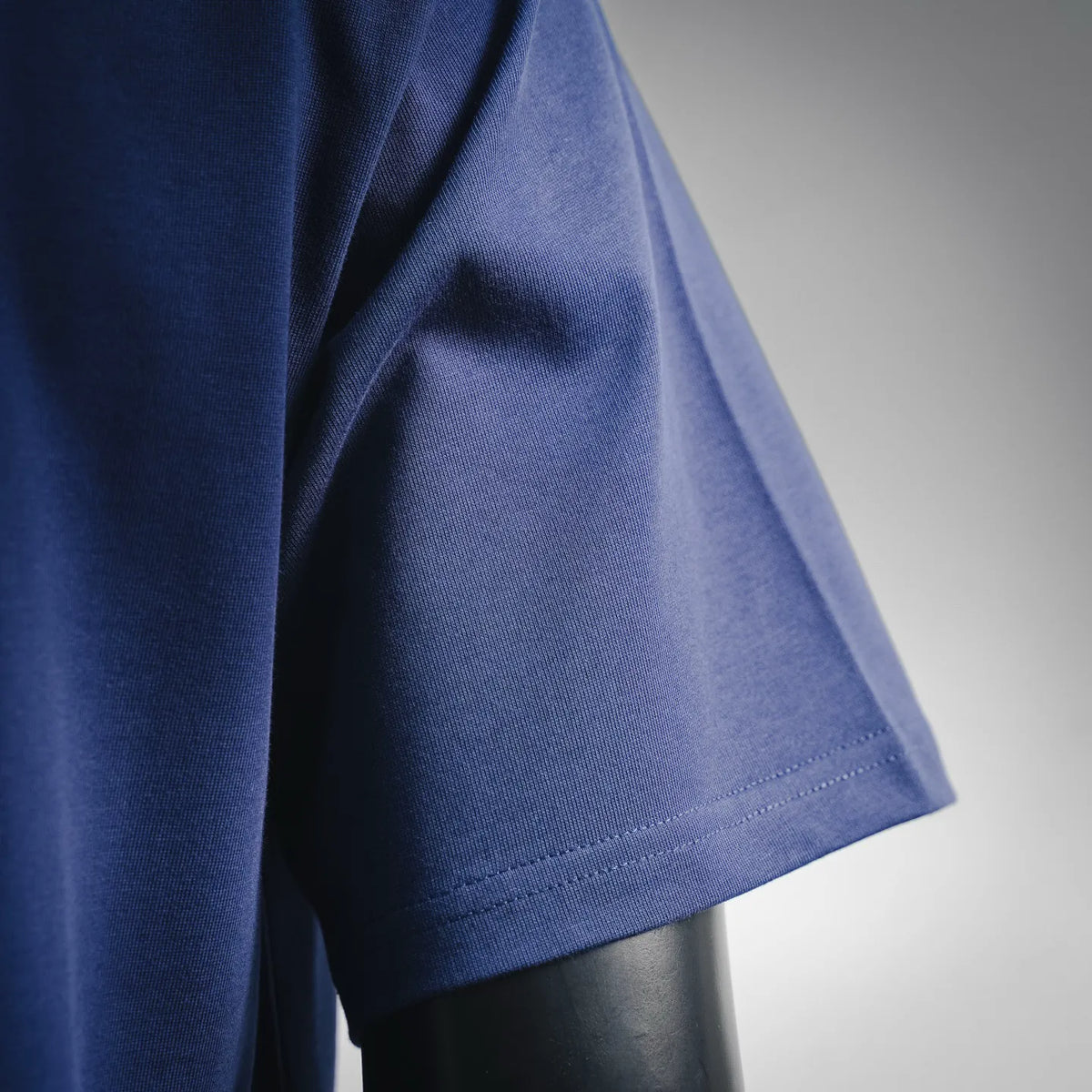 Short-sleeve navy T-shirt with straight hem and visible side seam stitching