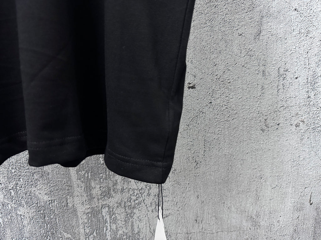 Black short-sleeve T-shirt lower hem and side seam