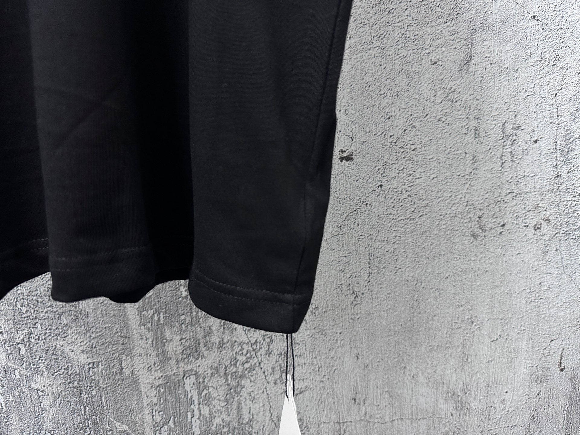 Black short-sleeve T-shirt lower hem and side seam