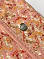 Tote bag snap button with Goyard logo on pink patterned canvas
