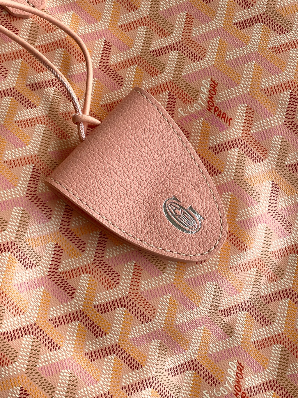 Small Goyard pouch with pink leather flap and round logo snap