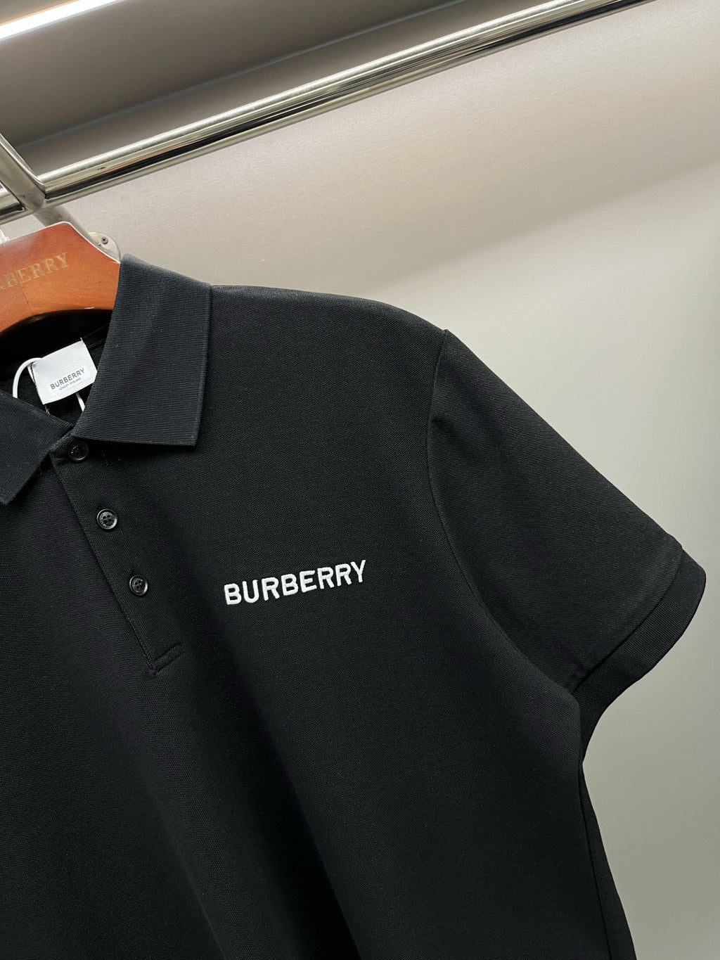 Black short-sleeve polo shirt with Burberry logo print, short sleeves.