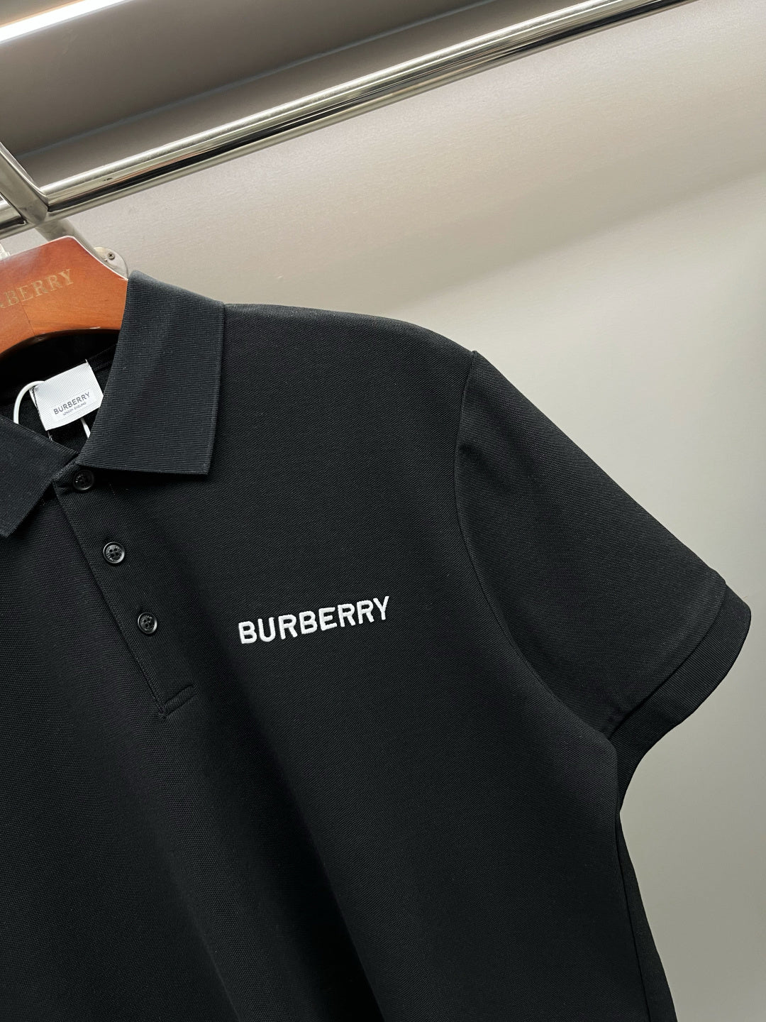 Black short-sleeve polo shirt with Burberry logo print, short sleeves.