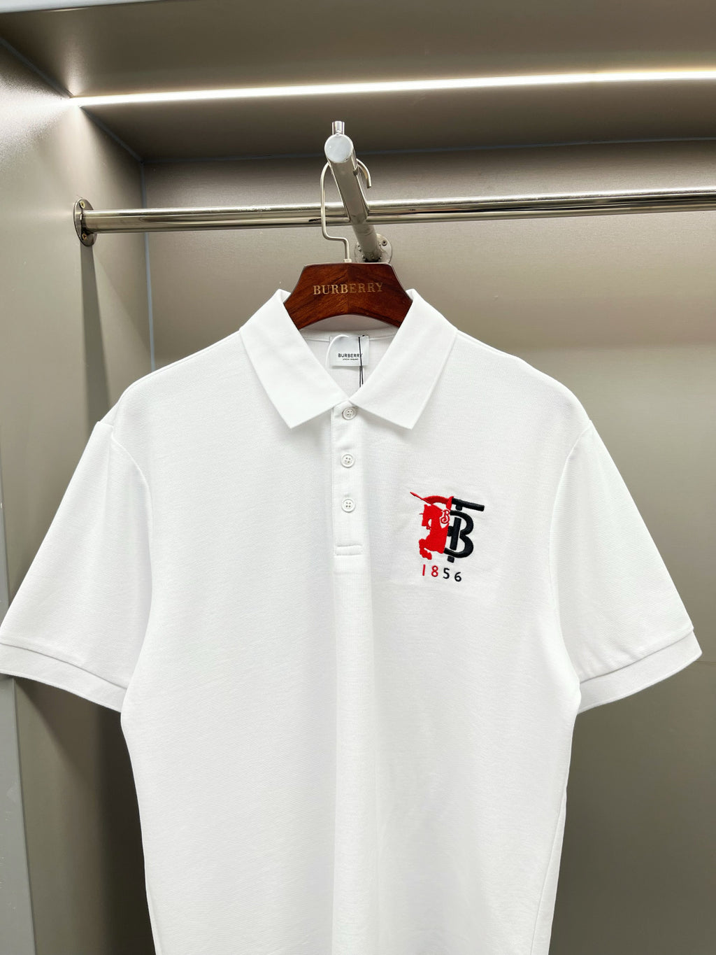 Burberry white short-sleeve polo shirt with pointed collar and chest logo embroidery
