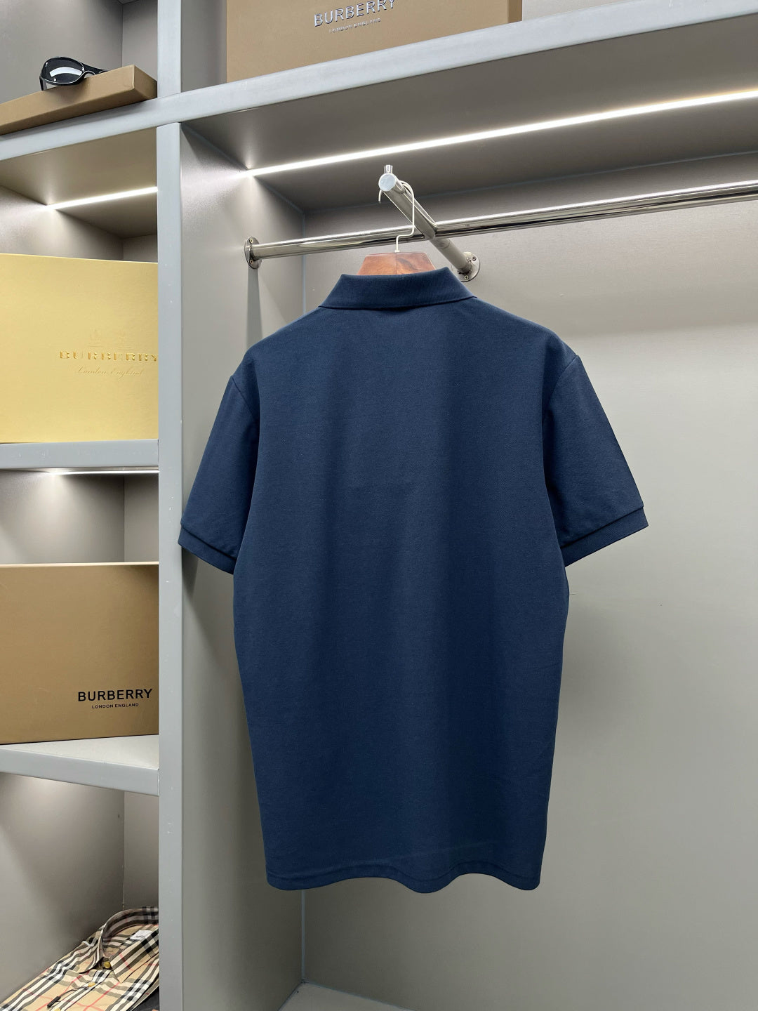 Dark blue polo shirt with short sleeves, plain back