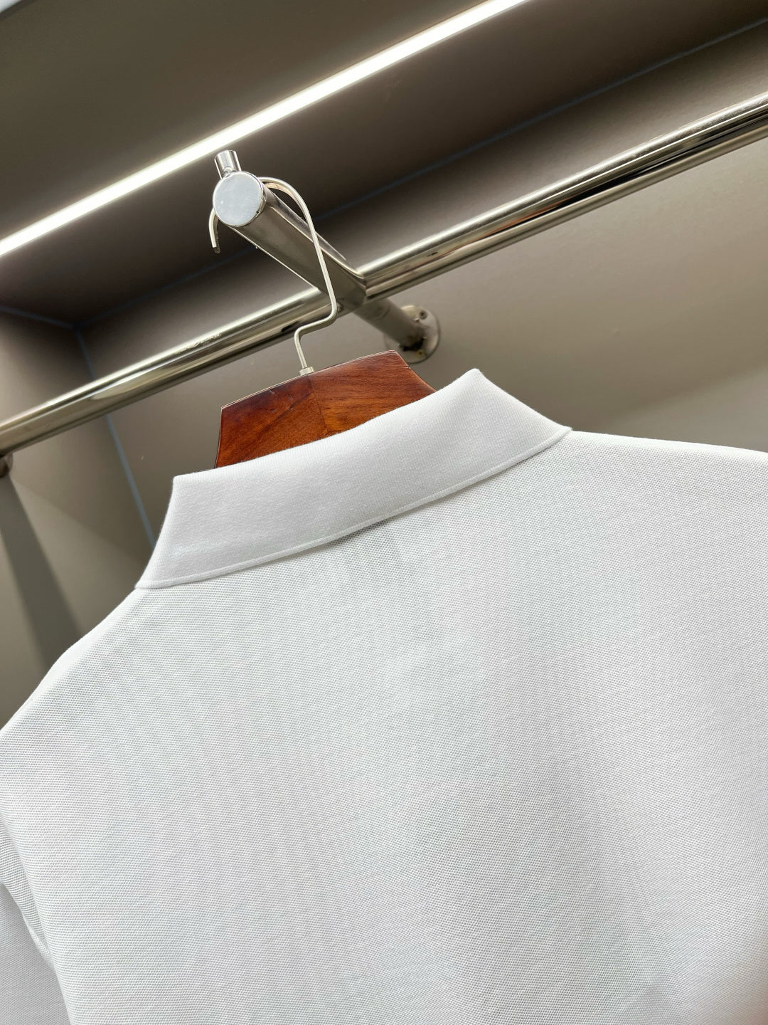 Burberry white polo shirt collar and shoulder seam detail