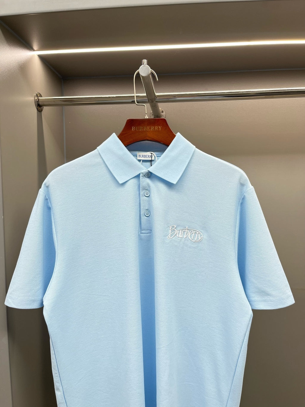 Burberry light blue short-sleeve polo shirt with spread collar and chest embroidery