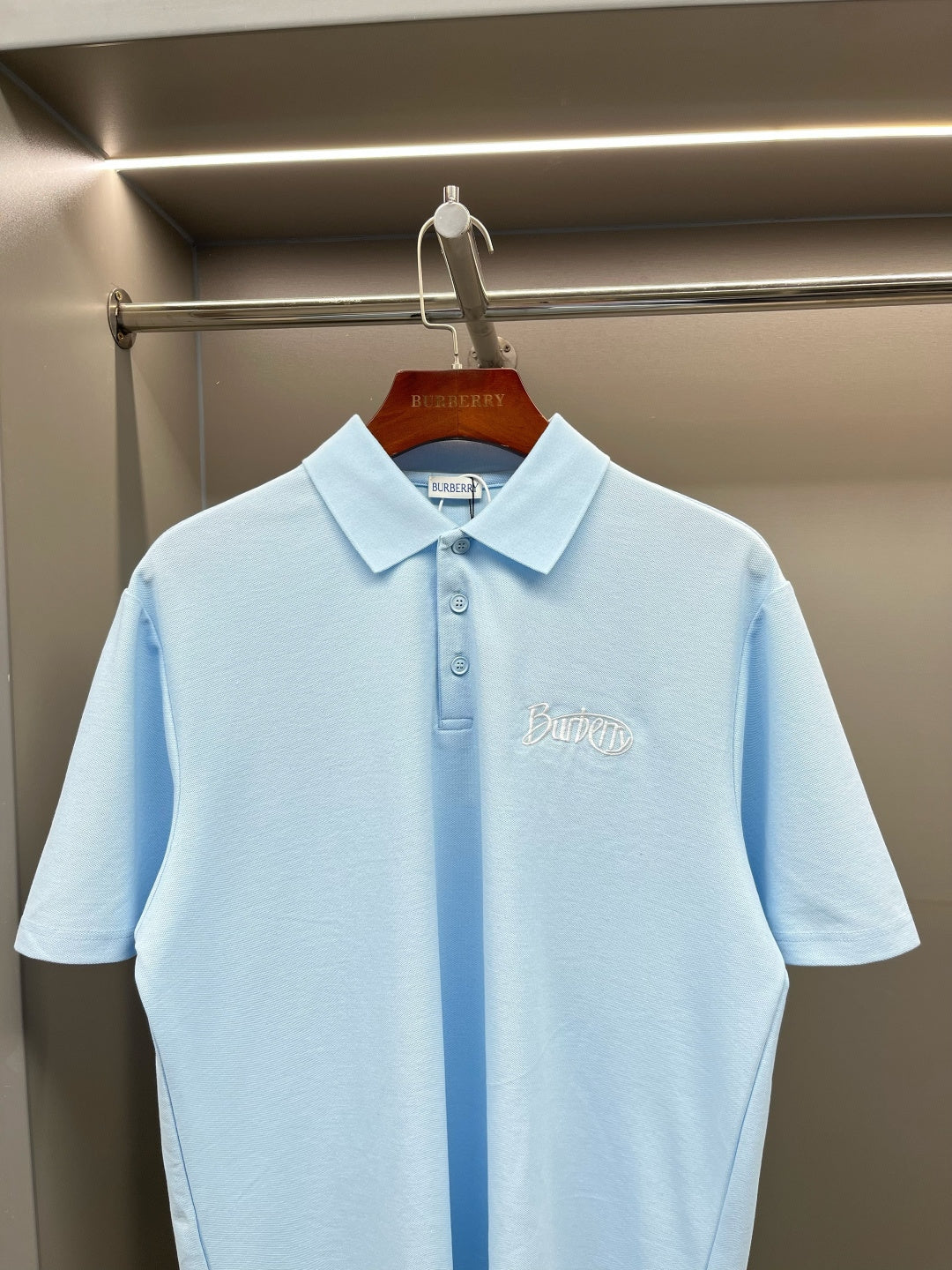 Burberry light blue short-sleeve polo shirt with spread collar and chest embroidery