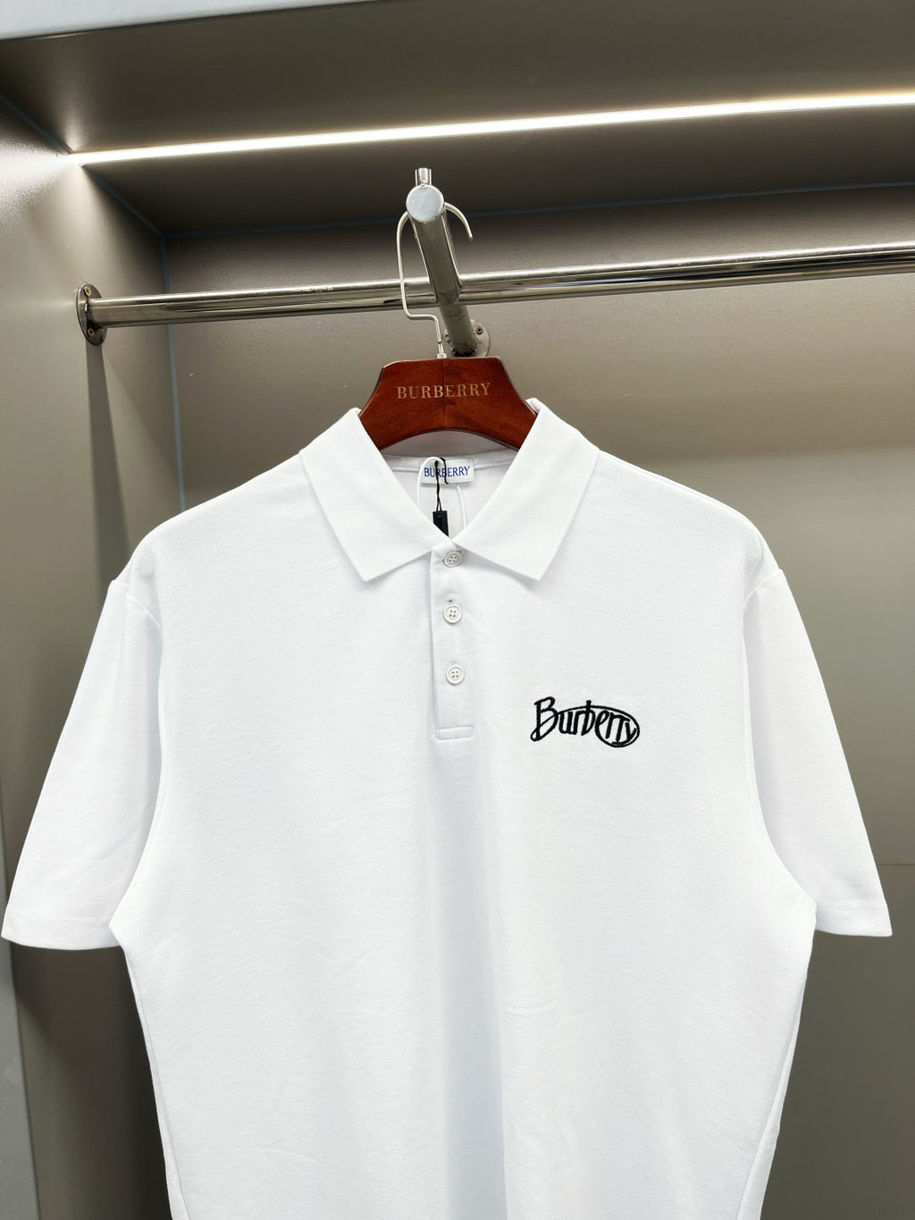 Burberry white short-sleeve polo shirt with spread collar and chest logo