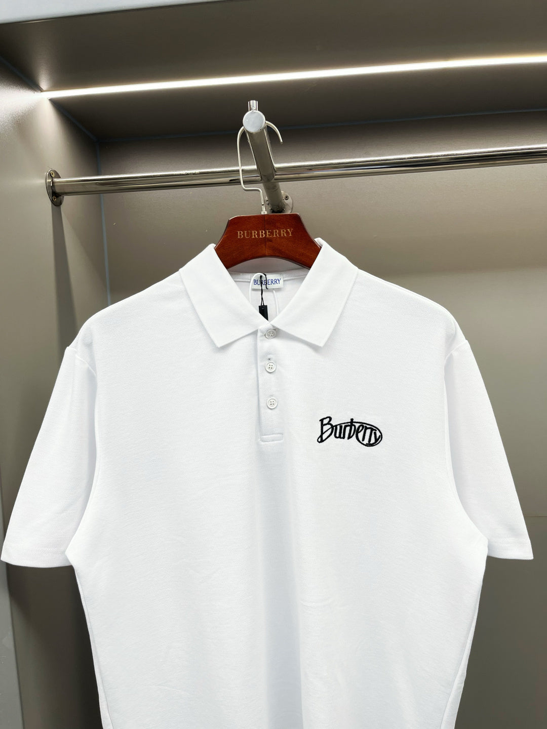 Burberry white short-sleeve polo shirt with spread collar and chest logo