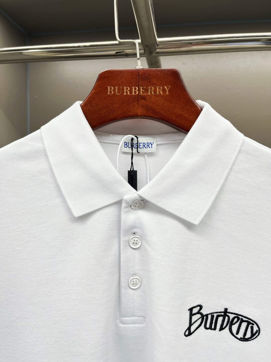 Burberry white short-sleeve polo shirt collar with button placket and chest logo
