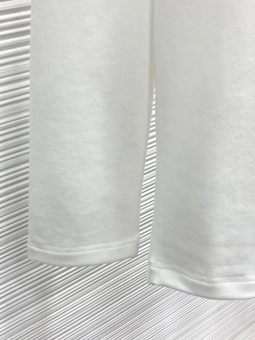 Versace white crewneck T-shirt lower body and straight hem