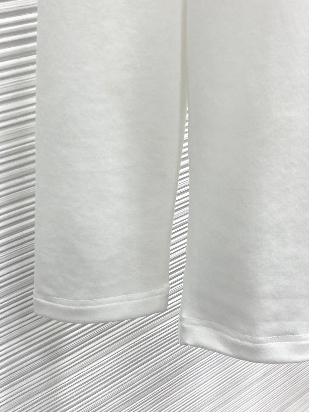 Versace white crewneck T-shirt lower body and straight hem