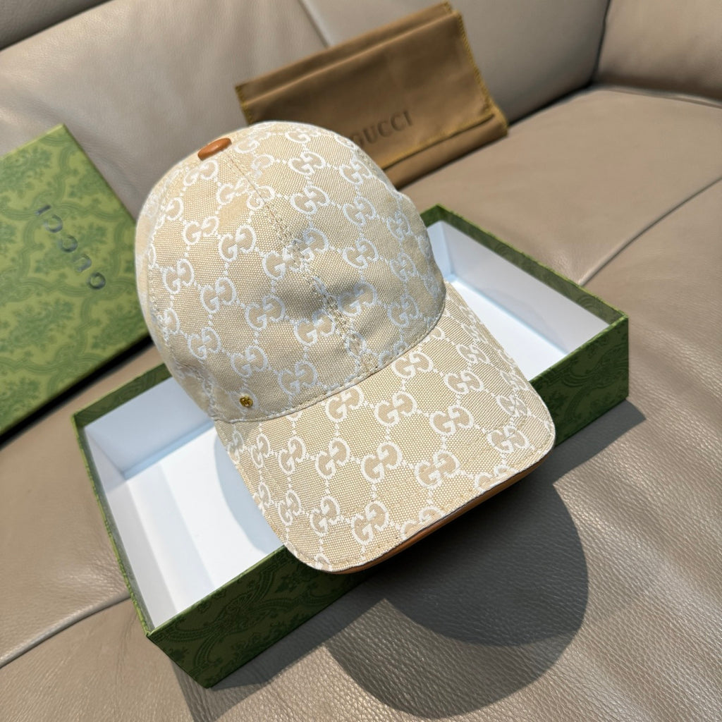 Gucci baseball cap with beige GG monogram canvas, curved brim.