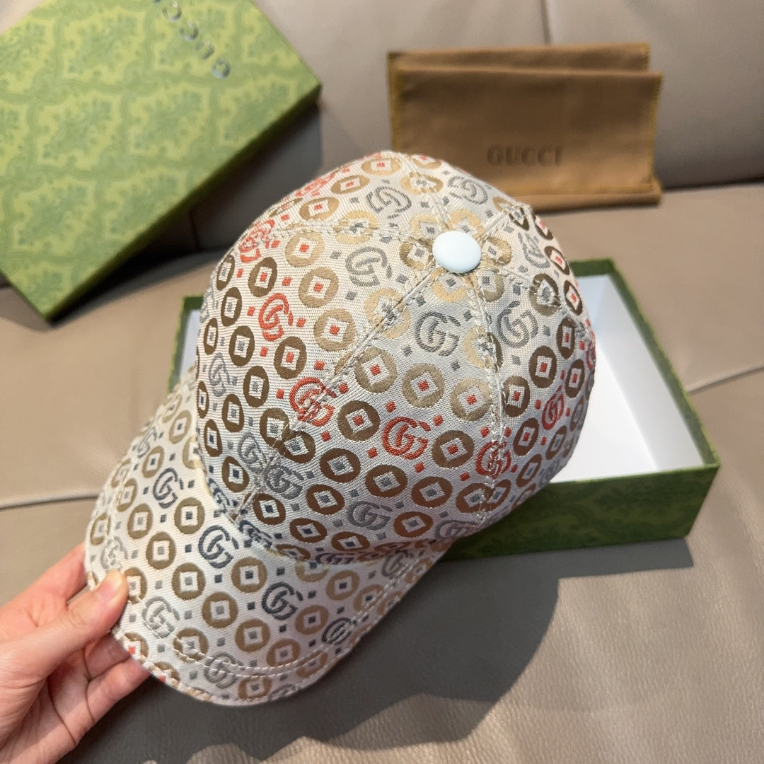 Gucci GG-pattern baseball cap, beige cloth with multicolor logo motifs and curved brim edge.